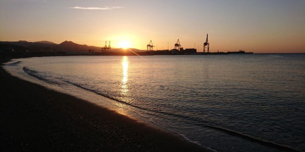 Málaga: východ slunce za přístavem