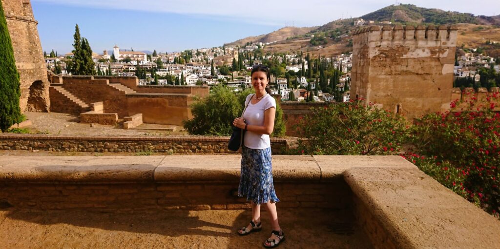Granada: Alhambra, vedle Alcazaby, Petra a za ní čtvrť Albaicín
