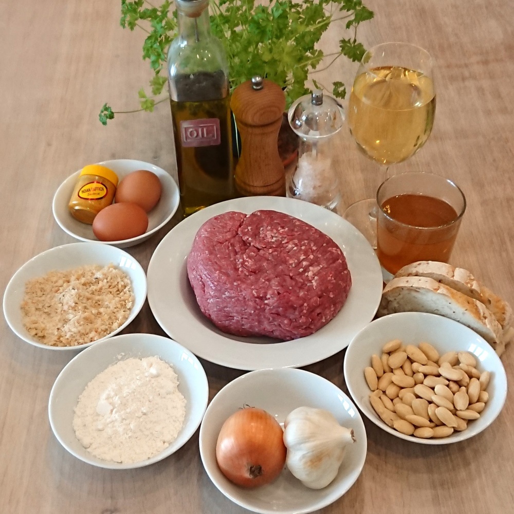 Suroviny na albóndigas con salsa de almendras