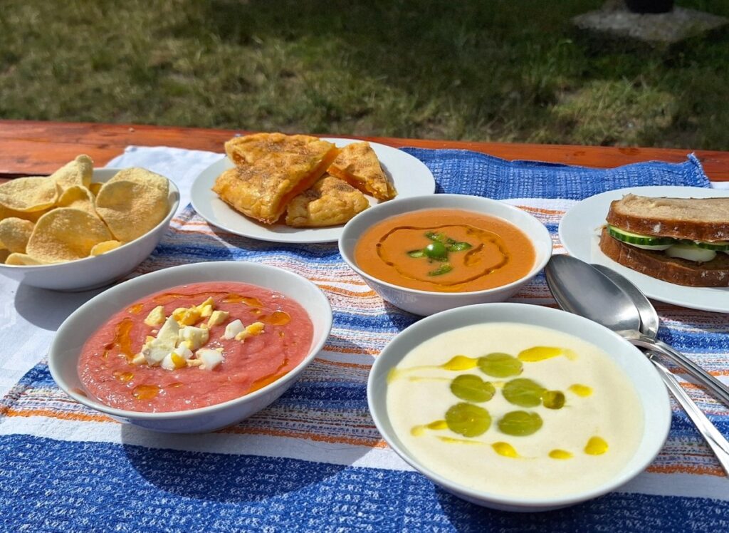 Letní andaluské polévky: salmorejo, gazpacho, ajoblanco