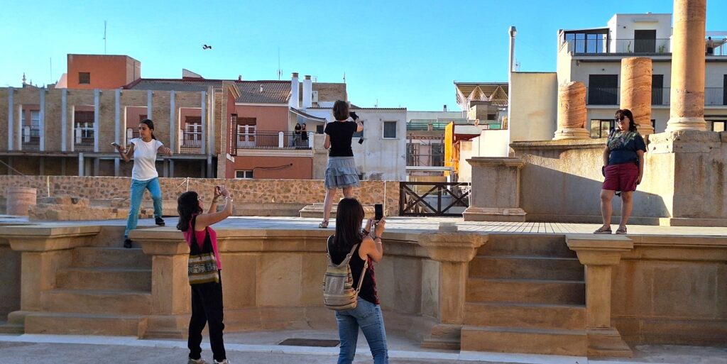 Cartagena: fotící turistky v Teatro Romano