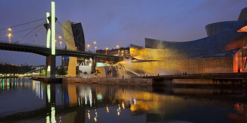 Bilbao: večerní pohled na Guggenheimovo muzeum a most Puente de la Salve