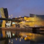 Bilbao: večerní pohled na Guggenheimovo muzeum a most Puente de la Salve